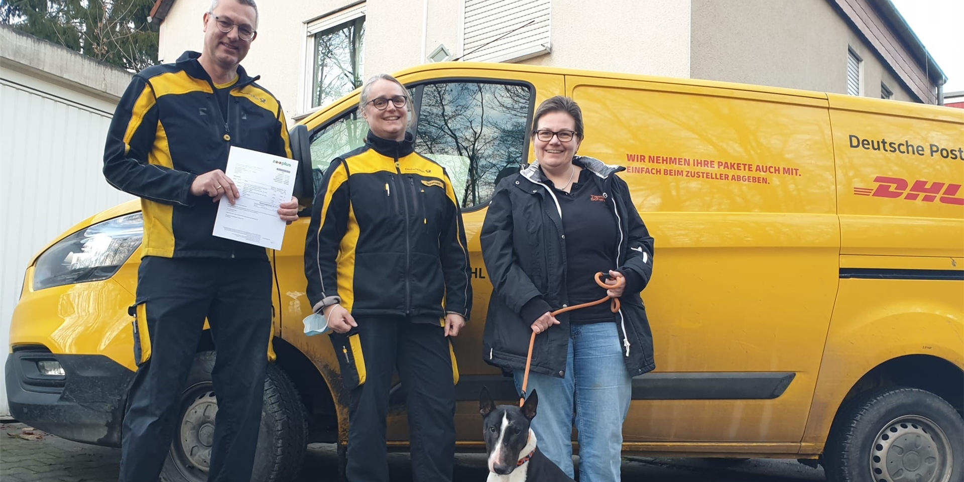 Standortleiter Thorsten Hartleb von der Deutschen Post und seine Kollegin Bianca Neumann übergeben eine Spende von 300 Euro an Catharina Seelig vom Tierheim Schwerte. Auch Hund Schröder freut sich: Er mag Paketboten. Und zwar nicht zum Frühstück…