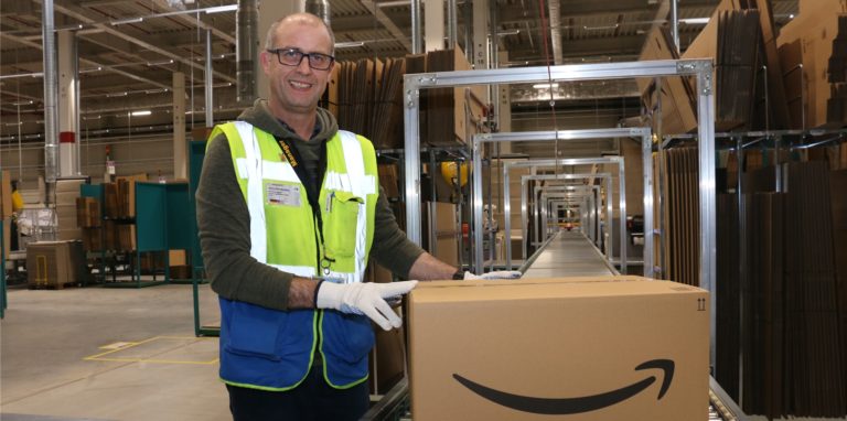 Im Weihnachtsgeschäft bei Amazon verlassen typische, aber auch kuriose Pakete das Logistikzentrum in Werne. Neben den 1800 angestellten Mitarbeitern, hier John Mac Queen, unterstützen 200 Saisonkräfte derzeit die Belegschaft.