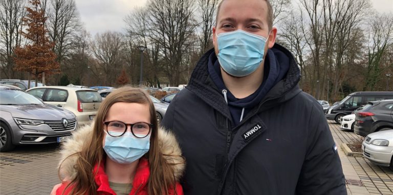 Finja Vonhoff (11) aus Hamm, hier mit ihrem Vater Kevin Vonhoff, war eines der ersten Kinder, die am Freitag in der Impfstelle Unna gegen das Coronavirus geimpft wurden.