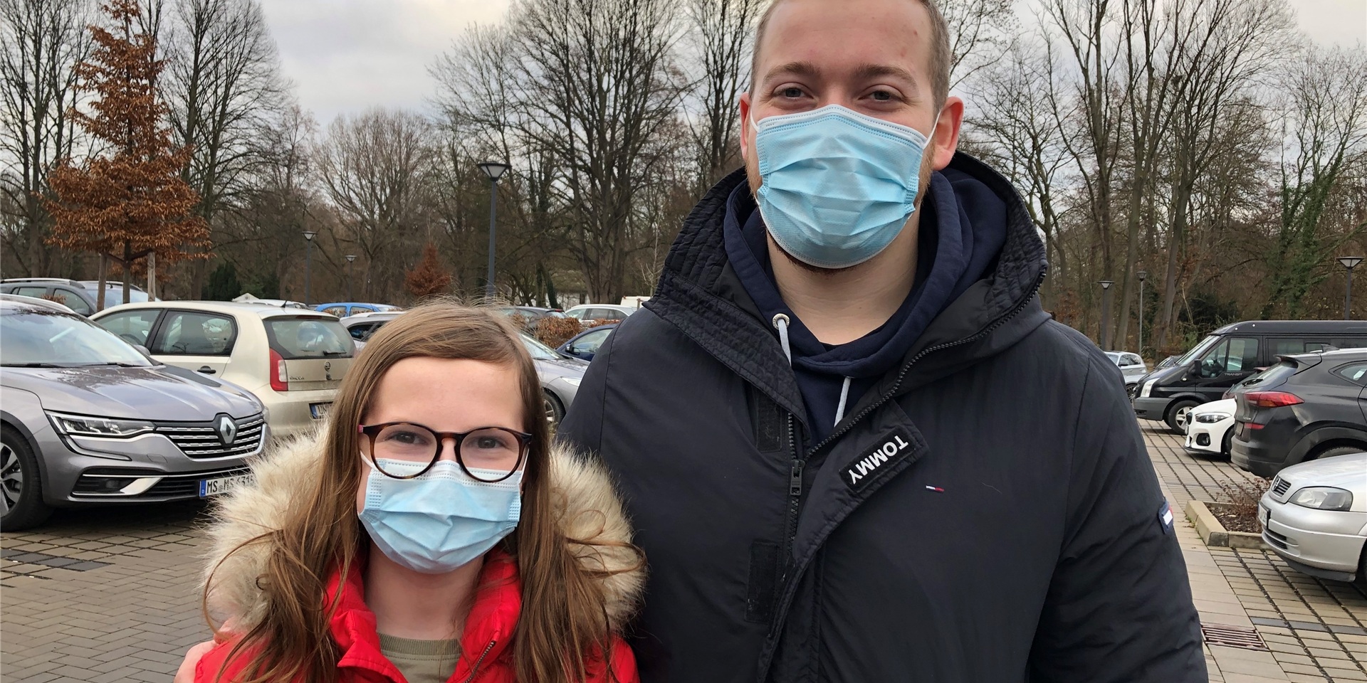 Finja Vonhoff (11) aus Hamm, hier mit ihrem Vater Kevin Vonhoff, war eines der ersten Kinder, die am Freitag in der Impfstelle Unna gegen das Coronavirus geimpft wurden.