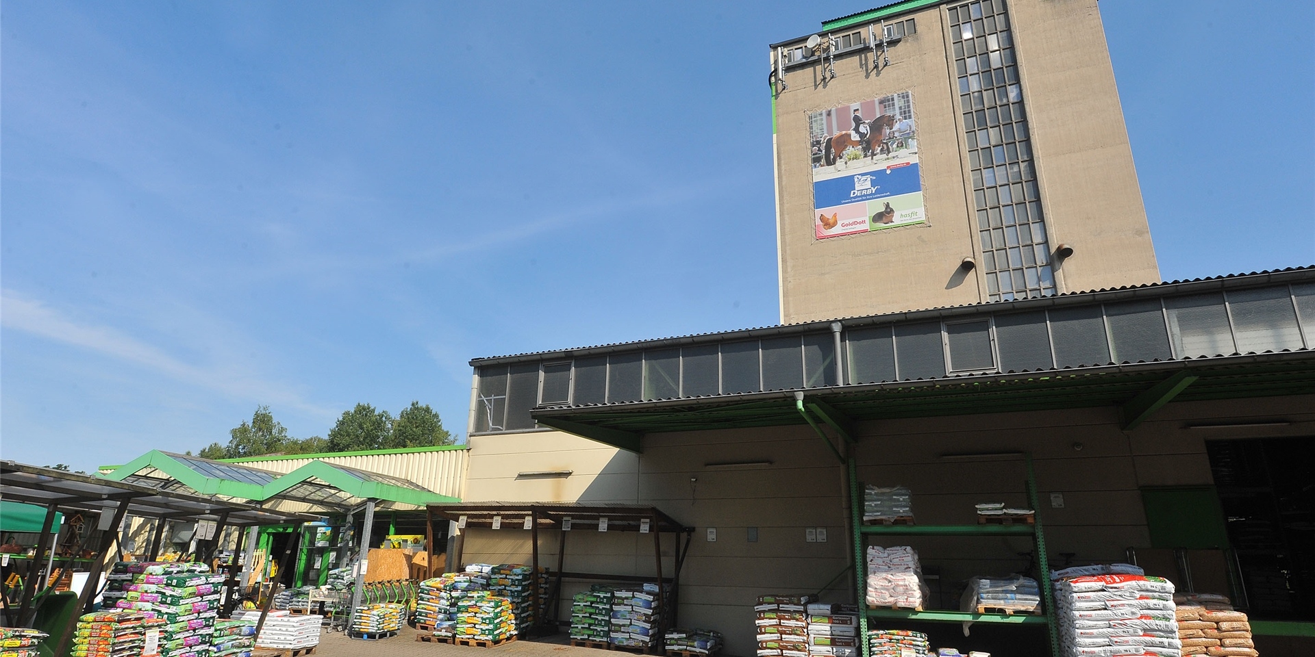 Der Raiffeisen-Markt mit Kornhaus. Einbrecher drangen in der Nacht zu Samstag in den Markt an der Schützenstraße ein.
