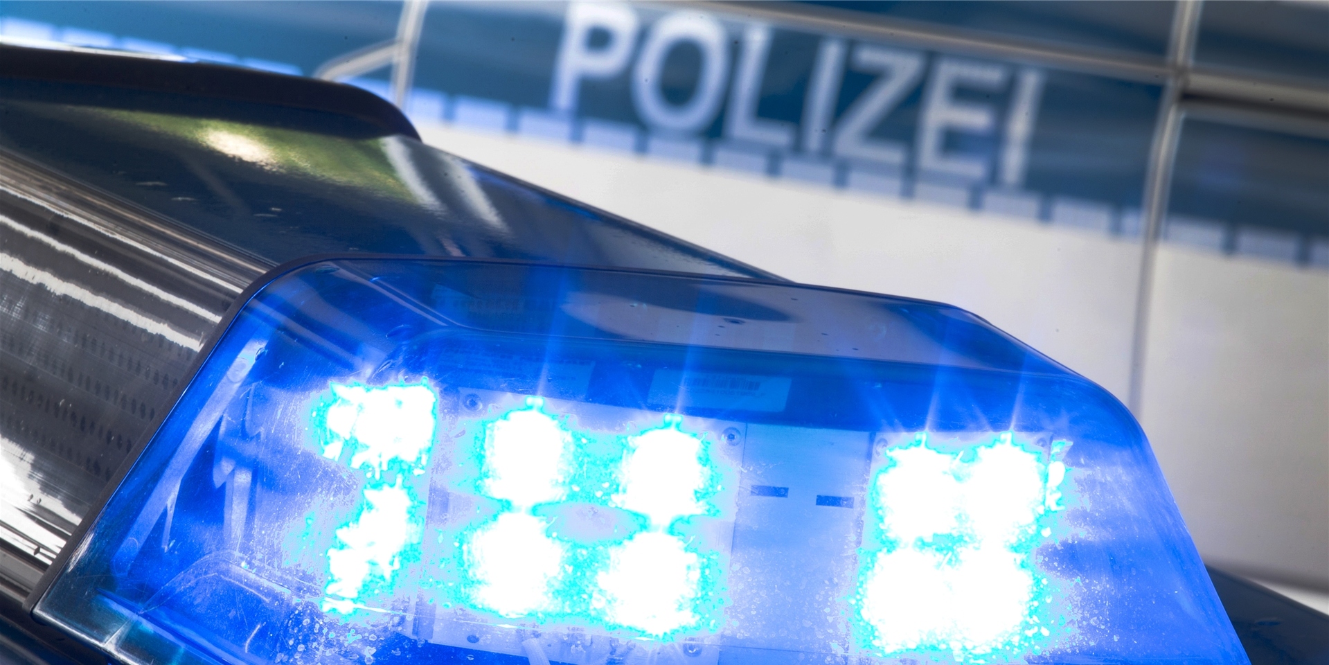 Ein Blaulicht leuchtet am auf dem Dach eines Polizeiwagens.