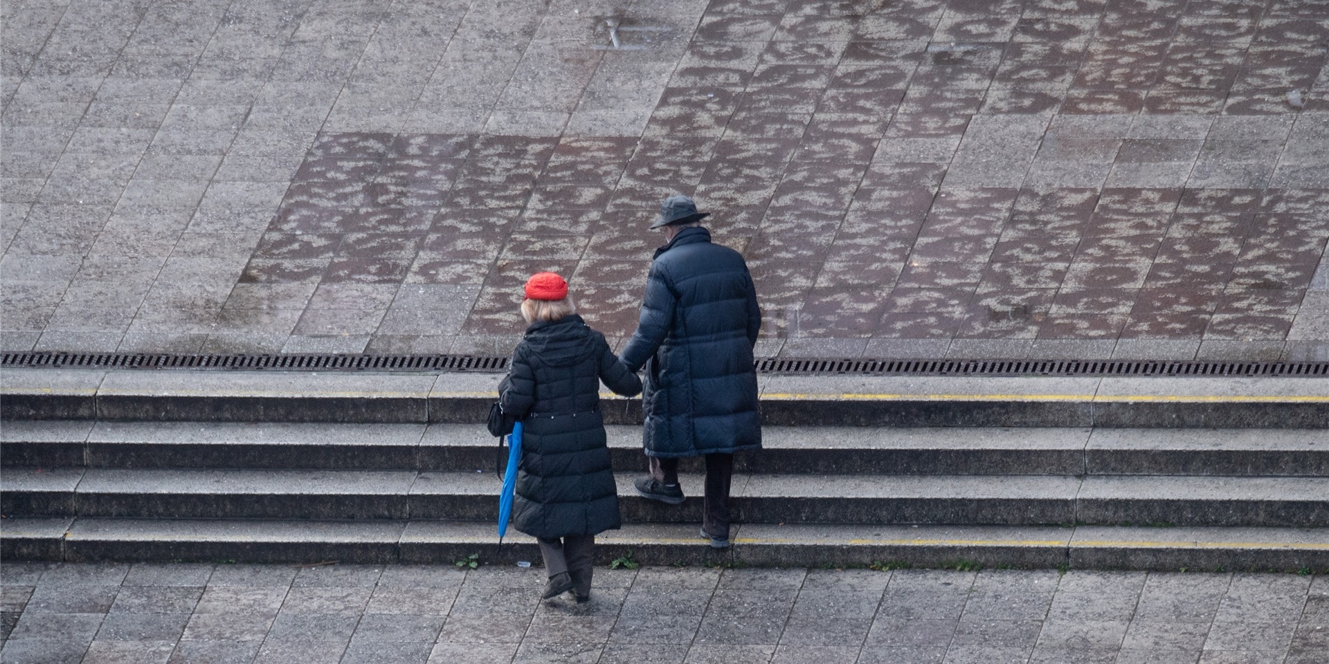 Ein älteres Paar geht gemeinsam über einen leeren Platz. Der Coronavirus-Expertenrat der Bundesregierung hat Kontaktbeschränkungen für die kommenden Tage empfohlen.