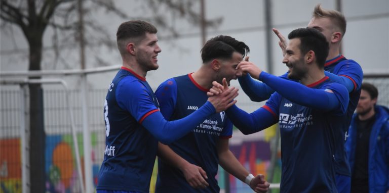Tim Abdinghoff (l.) trifft zum 1:0. Deniz Sönmez (v.l.), Mirac Kavakbasi und Nico Holtmann sind die Gratulanten.