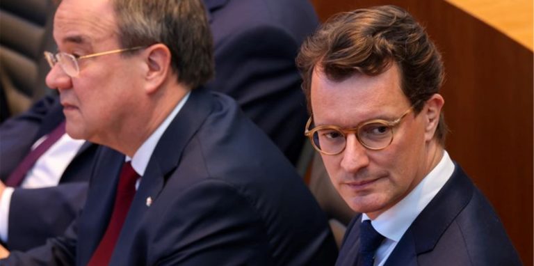 Hendrik Wüst (r.) und Armin Laschet sollen vor einem Untersuchungsausschuss zur Unwetter-Katastrophe in NRW aussagen.