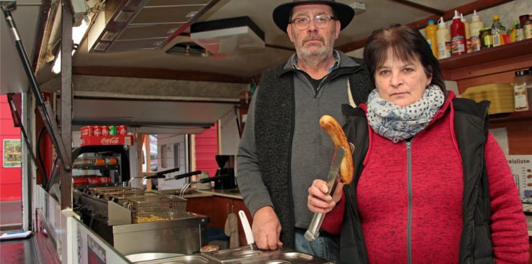 Die letzten Bratwürste verkauften Ralf und Karin Närdemann am Wochenende. Nun ist nach zwölf Jahren Schluss am Hagebaumarkt in Werne. Beim Abschied von Hetti‘s Grillhütte flossen nicht nur bei den Betreibern Tränen.