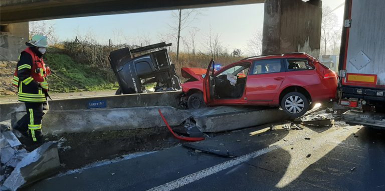 Auf der A1 ist es am Montag (20. Dezember) zu einem schweren Unfall gekommen.