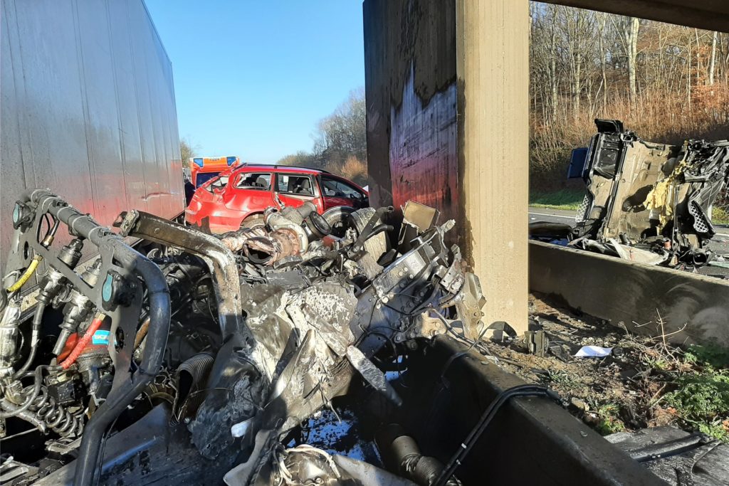 title attribut Ein Lkw drückte ein Auto durch die Mittelschutzplanke in den Gegenverkehr.