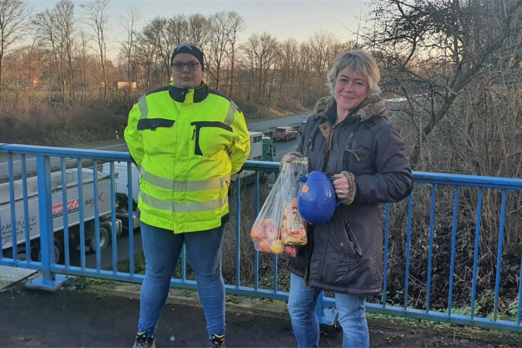 title attribut Simone Menkhaus (l.) hatte kurzerhand Hilfe angeboten, unter anderem Lkw-Fahrerin Vanessa Middendorf aus Nordkirchen.