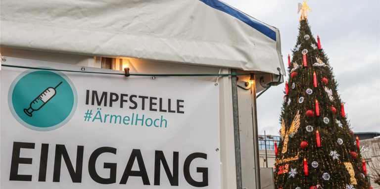 Auch am Dienstag gibt es in Dortmund viele Möglichkeiten, sich gegen Corona impfen zu lassen – unter anderem auf dem Weihnachtsmarkt