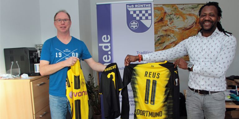 Abschluss von „Glücklich geht einfach“: Dietmar Wurst (l.) und Toni Tuklan werden nach langem Hin und Her die vielen gespendeten Sportartikel, darunter auch vom BVB, endlich in Nigeria an Kinder und Jugendliche übergeben.