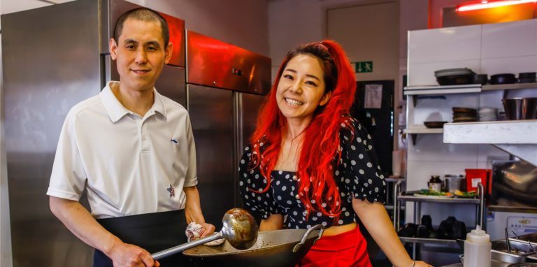 Restaurant-Inhaberin Mai Dorsch, hier mit ihrem Koch Chunyang, hat ein neues Restaurant eröffnet.