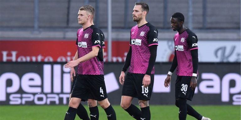 Der Osnabrücker Angreifer Aaron Opoku (r.) war von einem Duisburger Zuschauer angefeindet worden.