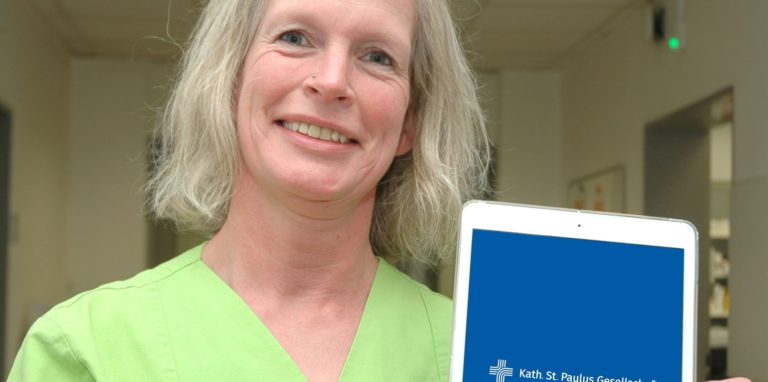Dank der Tablets können Angehörige die Patienten im Marienkranknehaus an den Weihnachtstagen anrufen und dabei sogar sehen.