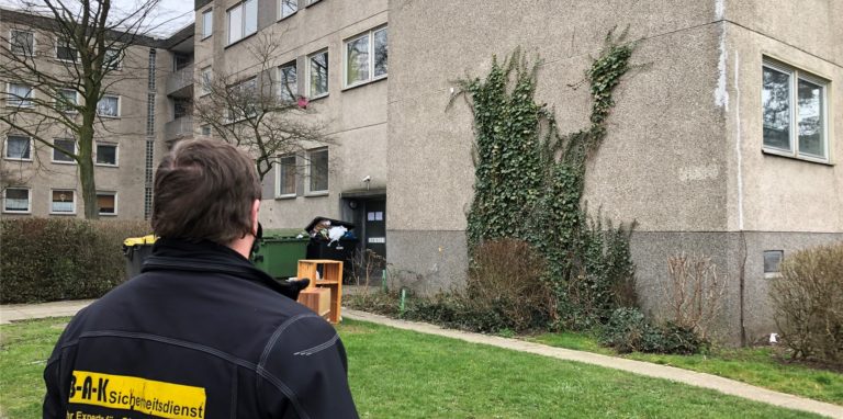 Im Frühjahr 2021 wurde im Holtkamp ein ganzes Haus unter Quarantäne gestellt und von einem Sicherheitsdienst überwacht (hier ein Archivbild). So strikt werden die Maßnahmen im Normalfall nicht kontrolliert. Wer sich aber nicht an die häusliche Isolation hält, dem drohen hohe Bußgelder.