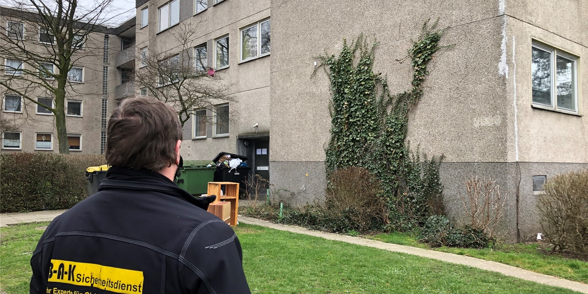 Im Frühjahr 2021 wurde im Holtkamp ein ganzes Haus unter Quarantäne gestellt und von einem Sicherheitsdienst überwacht (hier ein Archivbild). So strikt werden die Maßnahmen im Normalfall nicht kontrolliert. Wer sich aber nicht an die häusliche Isolation hält, dem drohen hohe Bußgelder.