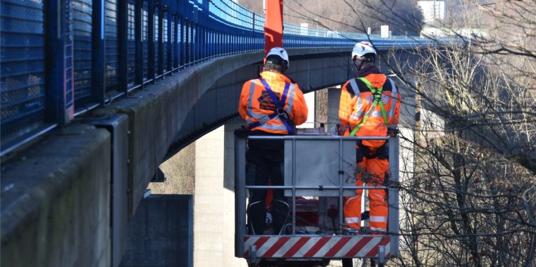 Experten prüfen die gesperrte A45-Brücke bei Lüdenscheid.