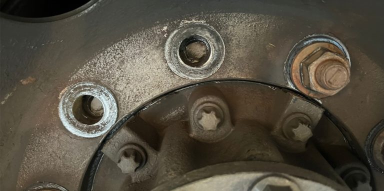 Schrauben locker oder fehlen: Ein Lkw mit erheblichen Mängeln wurde in Werne aus dem Verkehr gezogen.