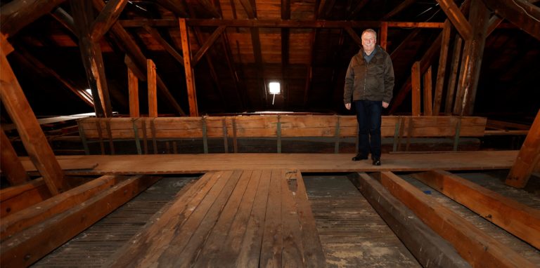 Baukirchmeister Max Pasalk auf dem etwa 600 Quadratmeter großen Dachboden der Pauluskirche. Direkt unter ihm liegt die kostbare Kassettendecke, die durch Holzplanken geschützt ist und von oben nicht zu sehen ist.