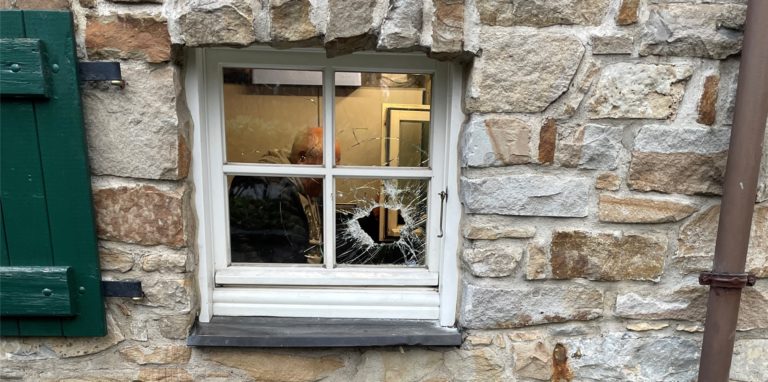 Einbrecher haben zwei Fenster in der Schlossmühle Lippholthausen zertstört.