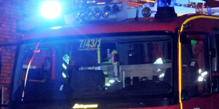 Mit Blaulicht und Martinshorn war das Feuerwehrfahrzeug – hier ein Symbolbild – auf Einsatzfahrt.