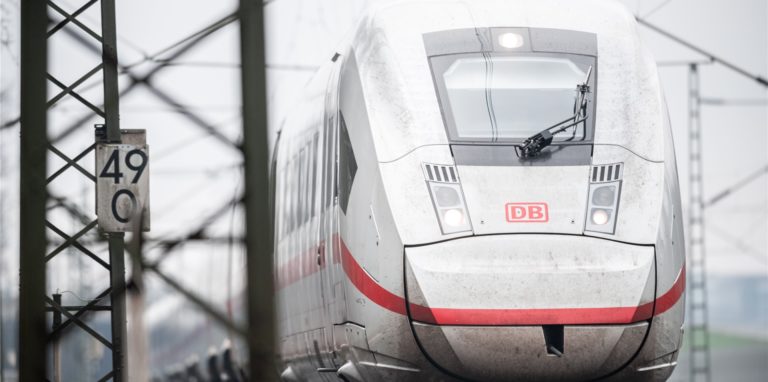 Unbekannte haben einen vorbeifahrenden ICE beschädigt. Er musste daraufhin außerplanmäßig in Recklinghausen halten.