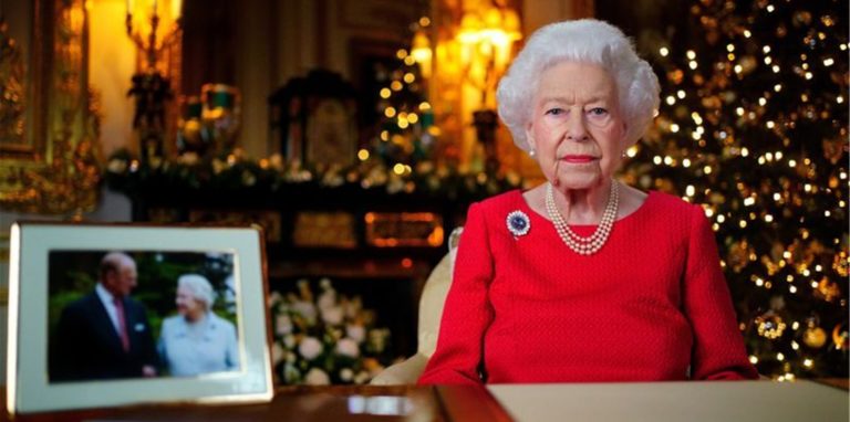 Die britische Königin Elizabeth II. während der Aufzeichnung ihrer jährlichen Weihnachtssendung im White Drawing Room von Schloss Windsor.