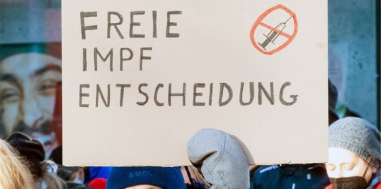 Menschen demonstrieren gegen die Impfpflicht und Maßnahmen zur Eindämmung der Coronapandemie.
