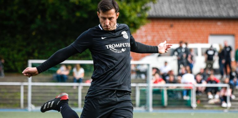 Dennis Köse ist Spieler und Sportlicher Leiter beim BV Brambauer. Wegen der schwierigen Tabellensituation steckt er in einer prekären Situation, was die Kaderplanung für die anstehende Saison angeht.
