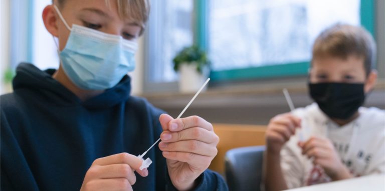 Wegen der Ferien gelten Schüler in NRW nicht mehr automatisch als getestet. Sie brauchen einen Testnachweis.