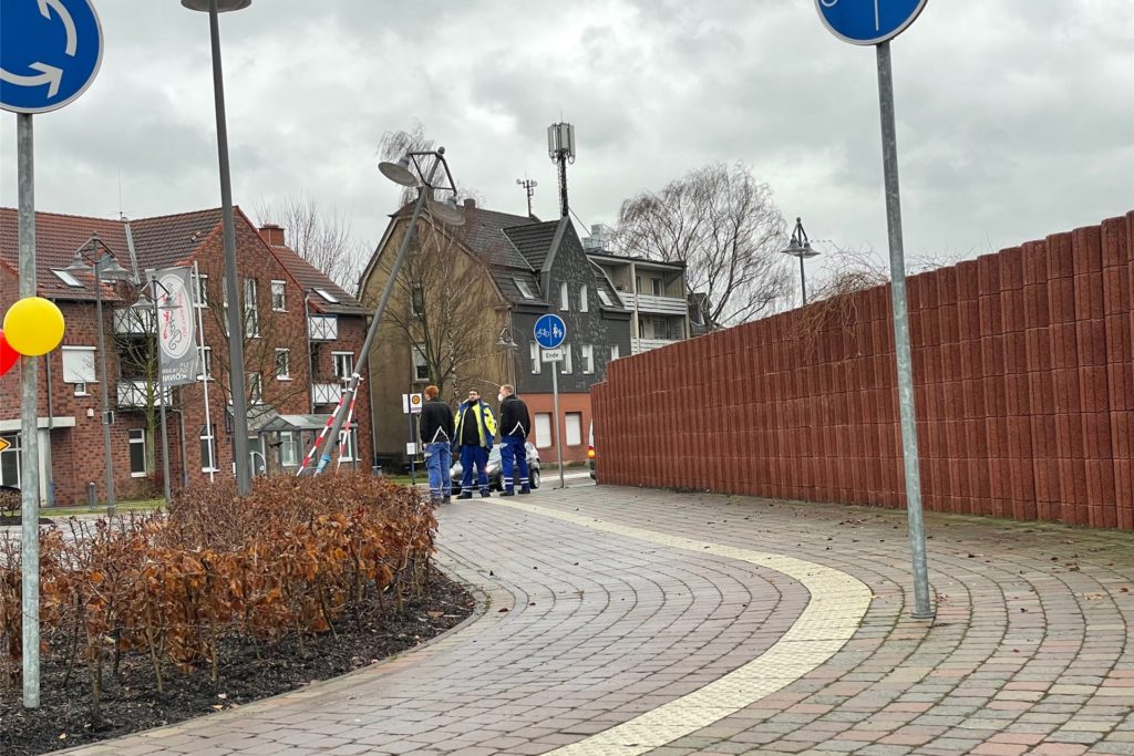 Nur weniger Hundert Meter weiter beschäftigten sich Mitarbeiter einer Stromgesellschaft mit einer Laterne, die durch einen Pkw-Fahrer an Weihnachten in Schieflage geraten ist. Nur weniger Hundert Meter weiter beschäftigten sich Mitarbeiter einer Stromgesellschaft mit einer Laterne, die durch einen Pkw-Fahrer an Weihnachten in Schieflage geraten ist.