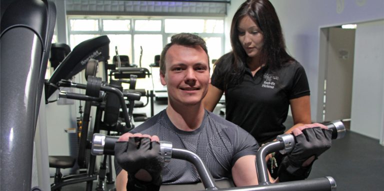 Auch immunisierte Personen benötigen ab sofort einen Schnelltest, bevor sie ins Fitness-Studio gehen. Das Feel Fit in Werne, hier mit Trainerin Helena Pagonakis und dem Kunden Rainer Eichhorn, hat deshalb eine zusätzliche Teststelle eingerichtet.