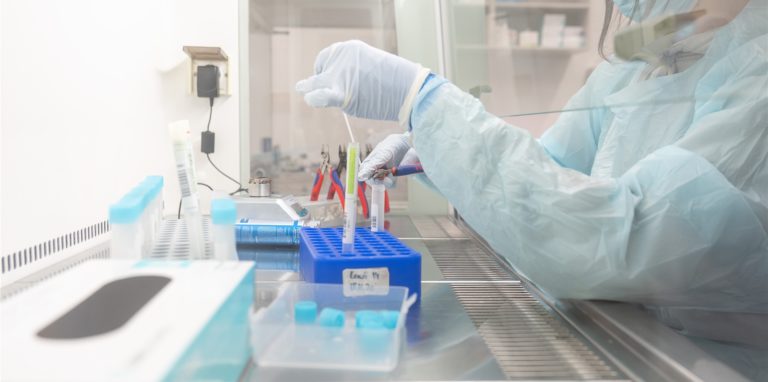 Eine Labormitarbeiterin bereitet Proben für einen PCR-Test vor. (Symbolbild)