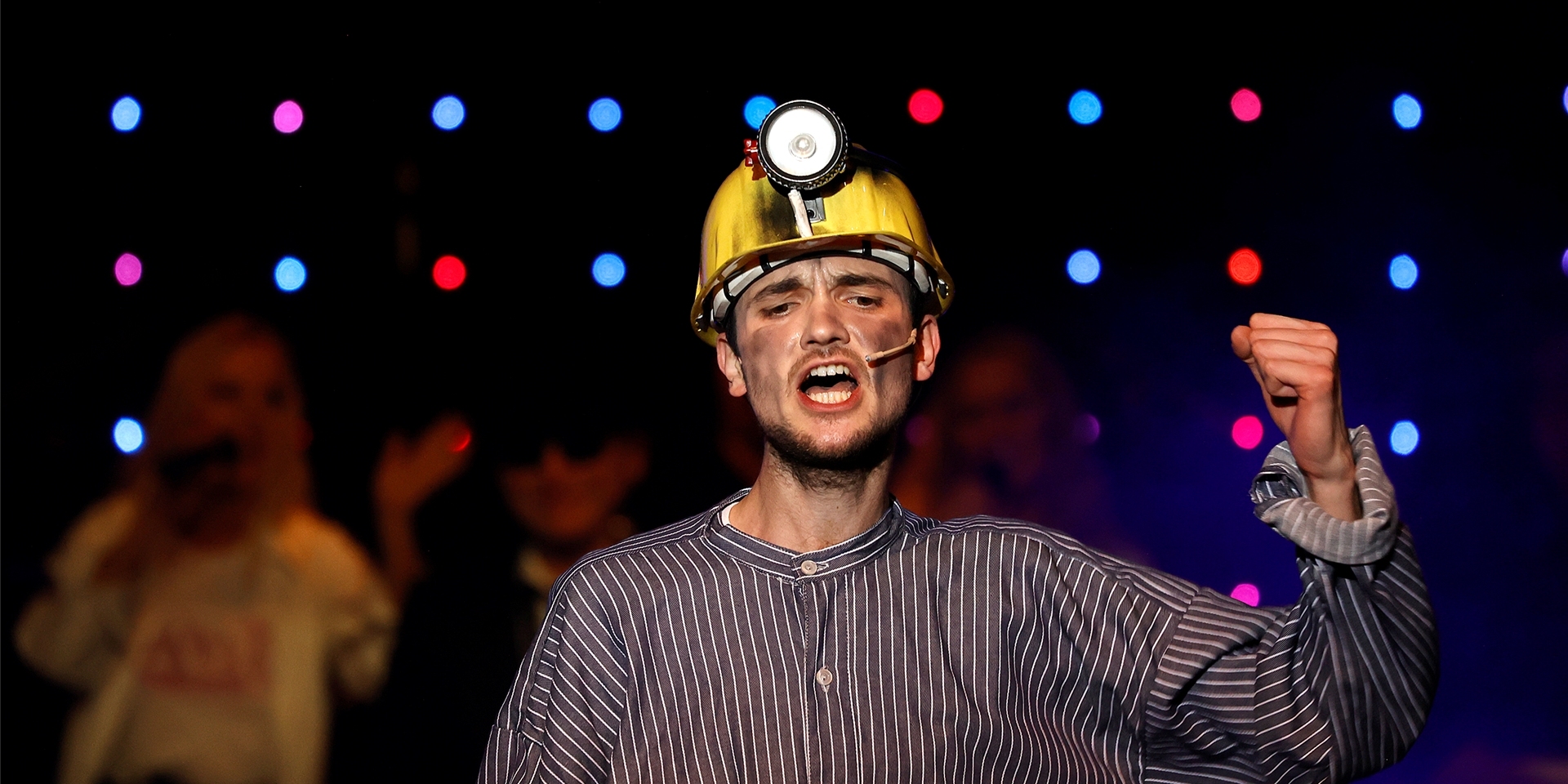 Der Kamener Robin Lindemann als Bergmann Fritz im Musical „Radio Ruhrpott“, das in Castrop-Rauxel aufgeführt wird. „Das ist meine Welt, egal ob auf der Bühne oder Backstage“, sagt der 26-jährige Musikwissenschaftler.