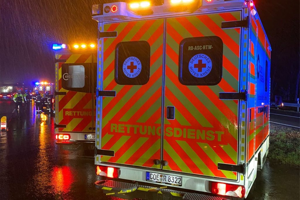 Acht Personen wurden bei dem Unfall leicht verletzt. Acht Personen wurden bei dem Unfall leicht verletzt.