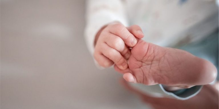 Mehrere Namen für Kinder halten sich hartnäckig in der „Top Ten“. (Symbolbild)