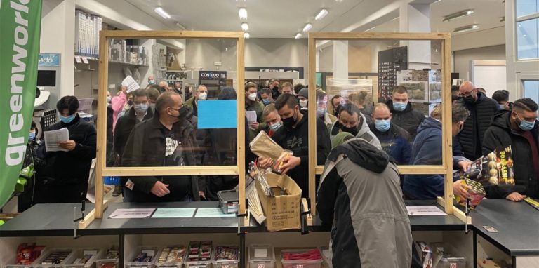 Großer Andrang: Deutsche kaufen in einem Geschäft in Belgien Pyrotechnik.