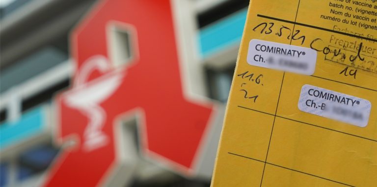 Speziell geschulte Apotheker und Apothekerinnen dürfen nach Angaben des Landesgesundheitsministeriums bereits jetzt Corona-Impfspritzen setzen.