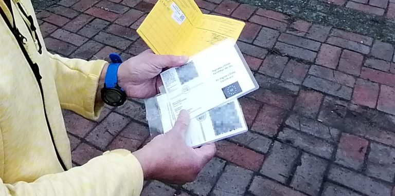 Die Zertifikate in der Hand – aber Verunsicherung über den Impfstatus und -schutz: Das empfinden Leser, die eine einmalige Grundimpfung mit dem Vakzin von Johnson & Johnson erhalten haben.