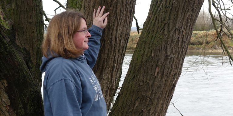 Tanja Schreiner (45) genießt den Blick auf die Ruhr in Schwerte. Vor einem Jahr erkrankte sie an Covid-19. Noch heute leidet sie unter Long Covid.