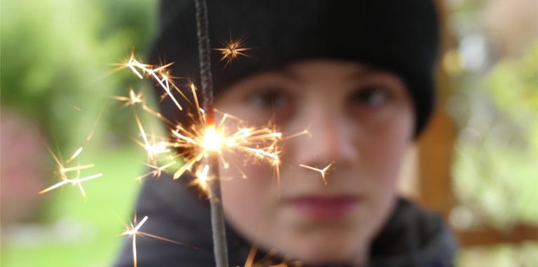 Böllern zu Silvester – die Diskussion fällt in diesem Jahr in unserer Familie aus. Stattdessen werde ich Wunderkerzen an die Herren verteilen. Die Vorfreude sieht man ihnen schon an.