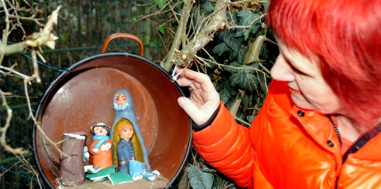 Die Tonfiguren sind in Stücke geschlagen, Josef ist kopflos: Organisatorin Elvira Sürig kann den Vandalismus am liebevoll aufgebauten Krippenweg in der Altstadt nicht fassen.