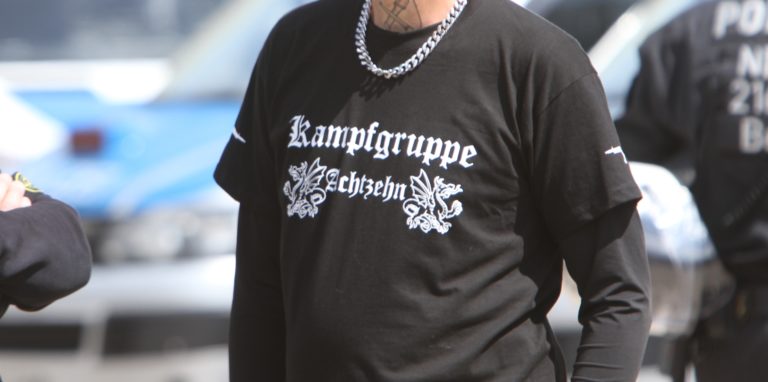 Unter anderem Ende Mai vergangenen Jahres war ein Shirt der Gruppierung C18 bei einer Demonstration von Rechtsextremisten in Hörde zu sehen – Träger des Shirts an dem Tag war Robin S..