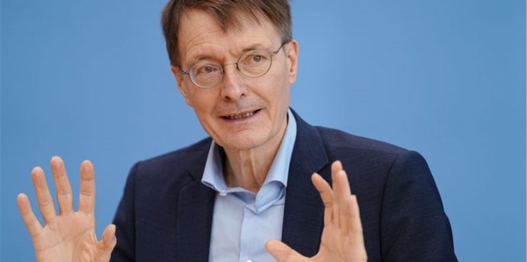 Karl Lauterbach hat nach eigenen Angaben im kleinen Freundeskreis ins neue Jahr gefeiert.