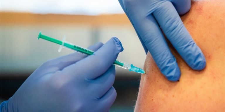Laut einer neuen Studie profitieren auch Genesene von den Impfungen zum Schutz vor Omikron.