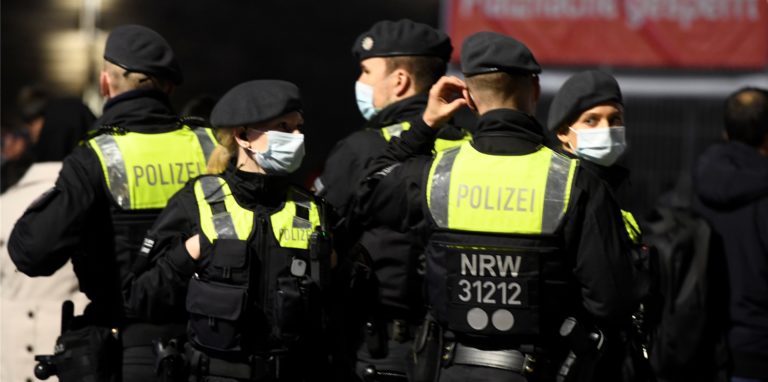 Die Polizei unterstütze das Ordnungsamt bei der Kontrolle der Corona-Schutzmaßnahmen.