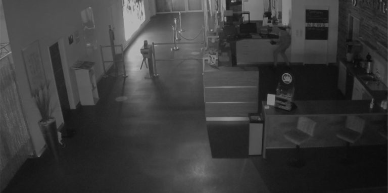 Ein Unbekannter ist in das Fitness-Studio Feel Fit in Werne eingebrochen. Er wurde gefilmt, als er die Kasse leerte.