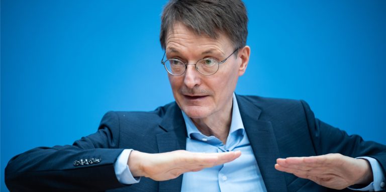 Gesundheitsminister Karl Lauterbach sorgt sich wegen der Omikron-Variante um die Ungeimpften.