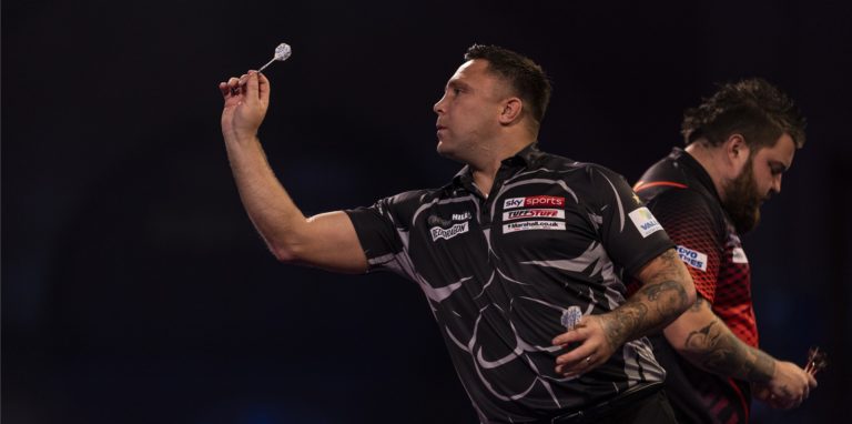 Titelverteidiger Gerwyn Price (l.) musste sich bei der diesjährigen WM im Viertelfinale Michael Smith geschlagen geben.