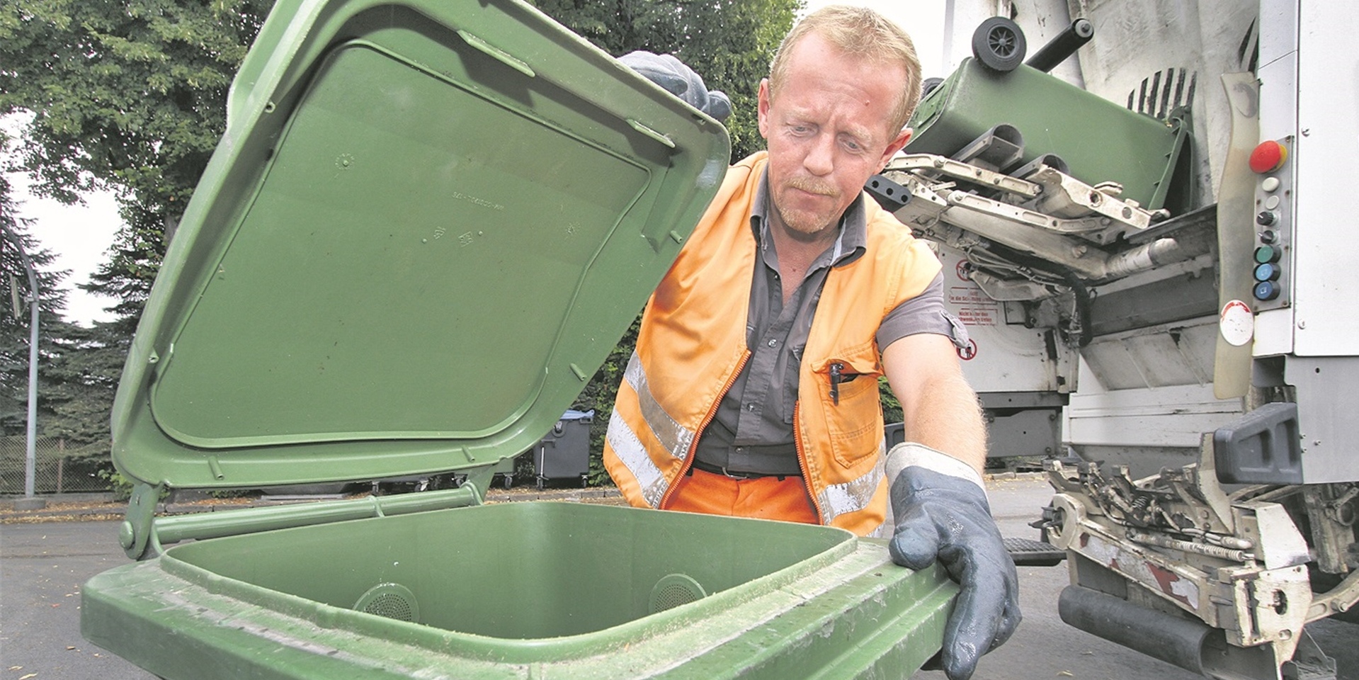 Ein Müllwerker in Unna bei der Arbeit
